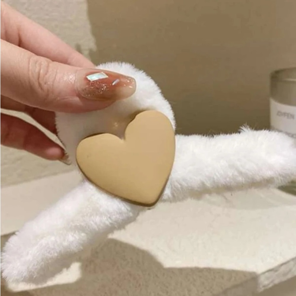 NEW| Women’s Fluffy Heart Hair Clip/Claw - Picture 2 of 3